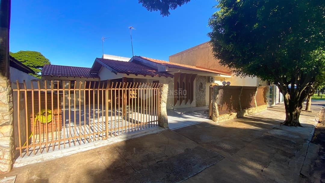 Clique para ampliar Casa à venda na Zona VI, em Umuarama-Pr