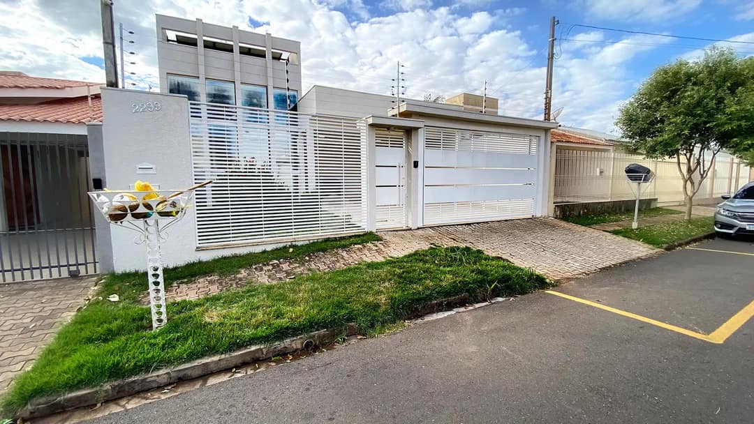 Clique para ampliar Casa à venda no Parque Bandeirantes, Umuarama-PR.